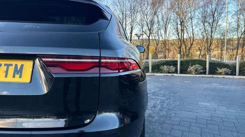 Jaguar F-Pace 2.0 D200 R-Dynamic Black 5dr Auto AWD Diesel Estate